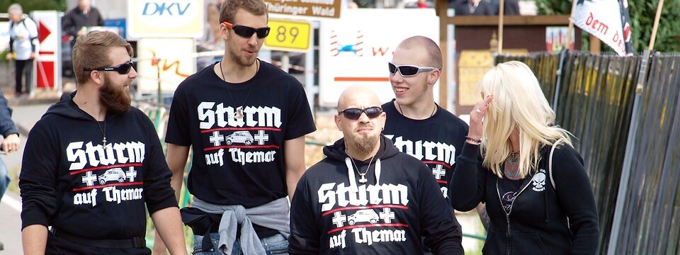 Vier Männer und eine Frau, auf deren T-Shirts die Aufschrift Sturm auf Themar zu lesen ist